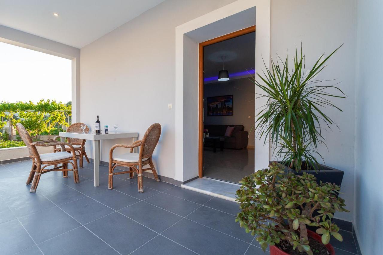 Garden House Apartment เกรมาสตี ภายนอก รูปภาพ